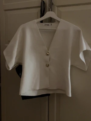 Vit blus med guldknappar  - Kortärmad vit blus som är köpt från missay i stl m/l men är som en S i storleken. Den är använd cirka 2-3 gånger och ser helt ny ut! Nypris ca 500 om jag minns rätt💕