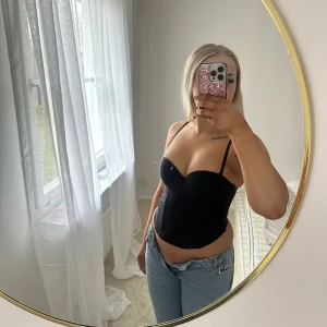 Svart korsett med smala axelband - Säljer denna korsett då den inte kommer till användning. Den är endast provad med men tyvärr inte använd utöver de. Den är från h&m och är superfin och superskön