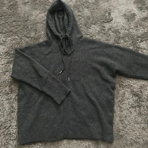 Stickad huvtröja  - Grå stickad huvtröja i mycket bra skick som endast varit använd två eller tre gånger!❣️storlek M men känns mer som S. Glöm ej att man får rabatt om man köper något mer från min sida!! 