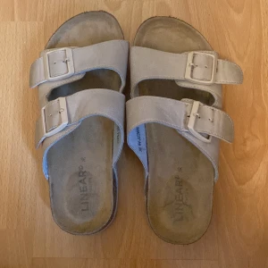 Tofflor - Ett par sköna och fina tofflor! Är inte i nått speciellt märke, men är väldigt sköna och kan ha både utomhus och  innomhus. Är inte jätte använda och anledningen till att jag säljer är att jag har andra som jag använder istället! Pris går att diskuteras! 