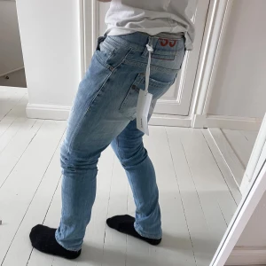 HELT NYA Dondup George skinny fit  - HELT NYA Dondup George skinny fit, storlek W33, MEN modellen bär W32 och är 180 cm 75 kg. Mått A: 41 cm. B: 104 cm. Väldigt snygga och sköna! Väldigt bra pris med tanke på att dom är helt nya med nypris på ungefär 2600 sek. Kom gärna med frågor! ✌️