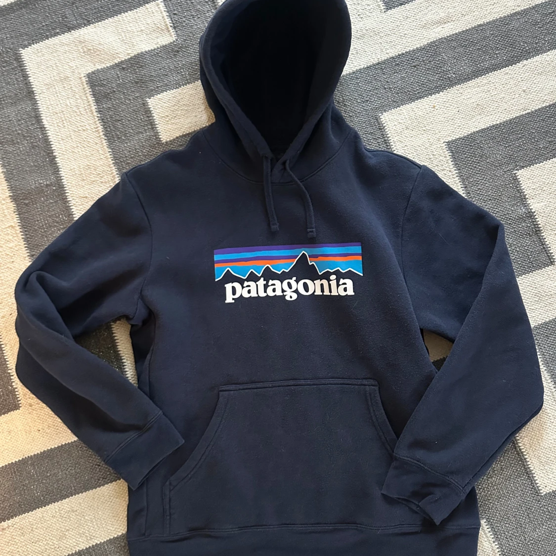 Mörkblå Patagonia hoodie med logga - 1