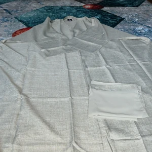 Beige linneskjorta från Losyana - Elegant och stilren abaya i storlek 52 🤍 Perfekt för dig som vill ha en enkel men lyxig look – lätt tyg med fin struktur och matchande slöja. Passar alla tillfällen ✨