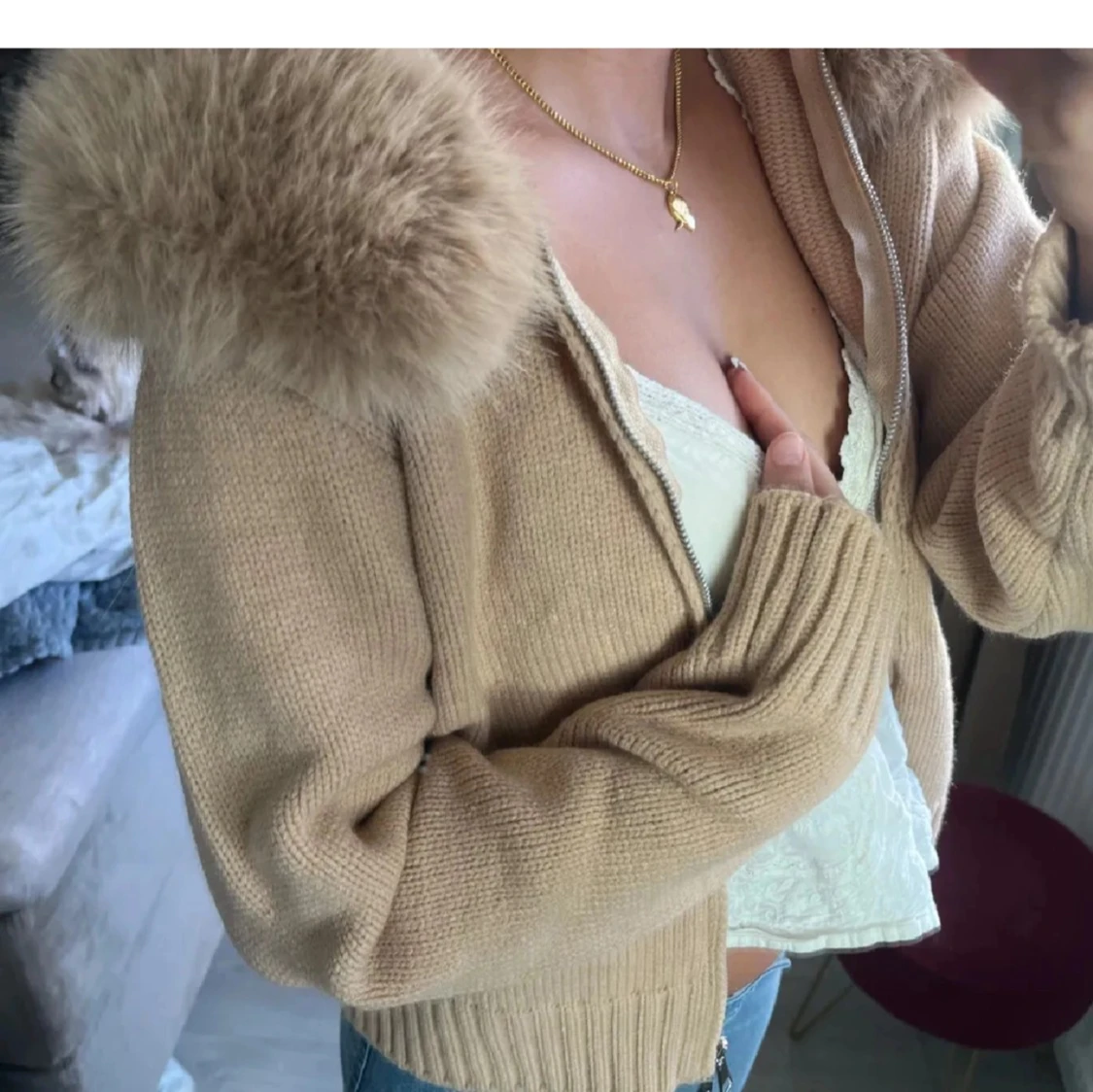 Beige stickad jacka med fuskpäls - 92