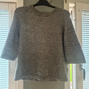 & Other Stories grå stickad tröja - Fin grå stickad tröja från & Other Stories🩷 Köpt för 790 kr, säljer för 400kr