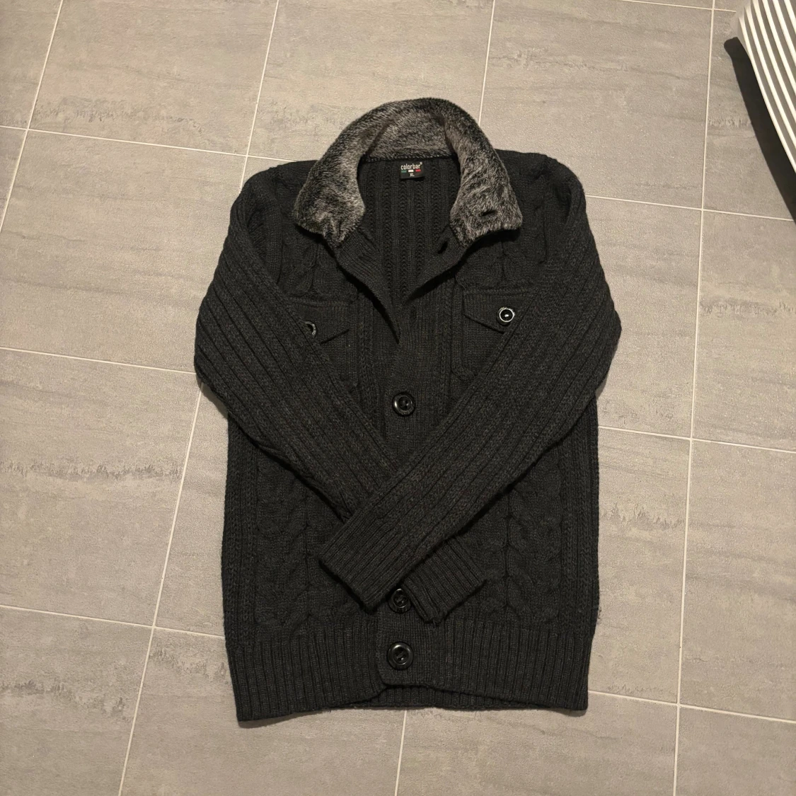 Knitted cardigan med pälskrage - 1