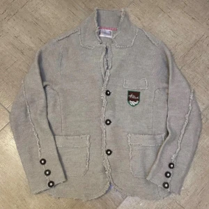 Alpin de Luxe cardigan - En beige Alpin de Luxe cardigan i väldigt bra skick, inga skador eller defekter alls! Storlek S, passformen Siter väldigt bra! Kontakta gärna oss om du har frågor, priset kan diskuteras!