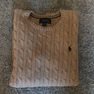 Polo Ralph Lauren - Beige cable knit cotton sweater - Säljer en beige stickad tröja från Ralph Lauren! Sparsamt använd och inga defekter. Nypris 1695, mitt pris 500. Katt finns i hemmet🐈