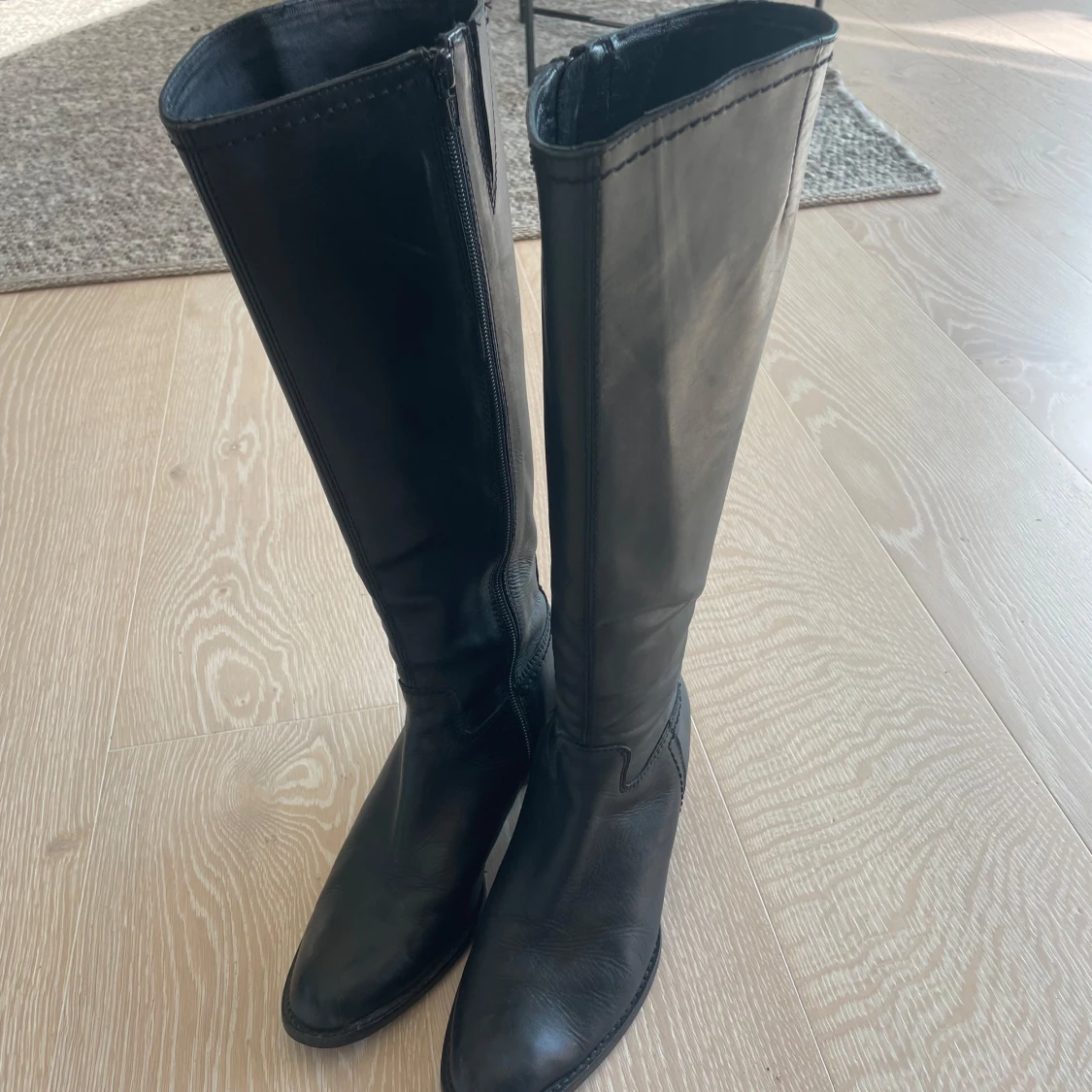 Svarta höga stövlar i skinn - 3