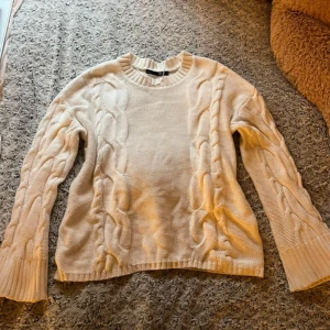 Vit stickad tröja från 157 S - Säljer en vit stickad tröja från 157 i storlek S. Den är i gott skick.