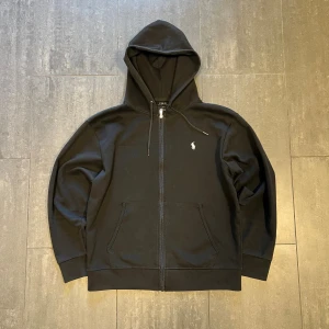 Ralph Lauren Zipper - Snygg och stilren Ralph lauren zipper i fantastiskt skick. Storlek L passar M/L. Tveka inte att höra av er vid frågor och funderingar och kolla gärna in mina andra annonser så kan vi säkert fixa en schysst paketpris🤩🤩🤩