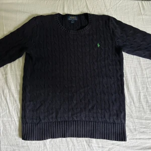 Polo Ralph Lauren tröja  - Snygg mörkblå stickad tröja från Polo Ralph Lauren. Passar 14 - 15 år  skulle jag säga, 158-170 Nypris 1600 kr, nästan i nyskick endast pyttelite färg som den har tappat då den är tvättad typ 5 gånger  DÄR AV PRISET,säljer den nu för den var lite liten när jag köpte den och därav inte blivit använd så mycket, skriv vid minsta fundering 😃