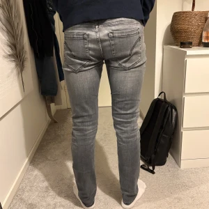Dondup jeans george - Dondup jeans i modellen george, slitage i grenen men inget som syns tydligt när man har på sig dom. Stor i storlek