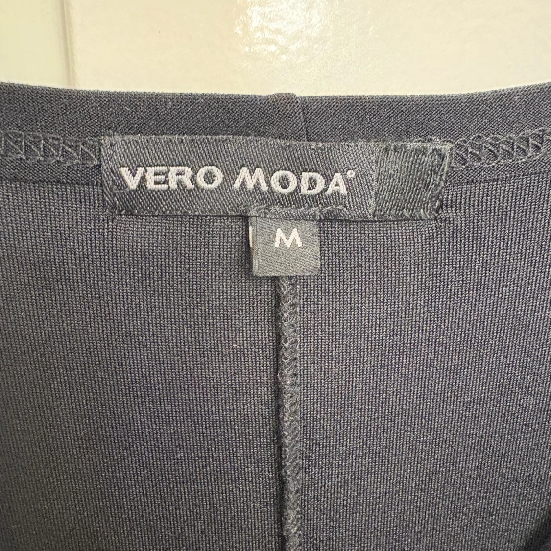 Svart långklänning med guldkedjor Vero Moda - 2