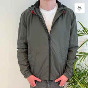 Zadig & Voltaire windbreaker (HELT NY) - Zadig & Voltaire windbreaker (HELT NY) | Skick: 10/10 (Tags sitter kvar) | Size - S (fits S-M) | Pris - 1099kr |  | Hör av dig vid minsta fråga eller fundering!