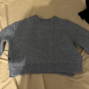 Ljusblå stickad tröja från Gina Tricot - Säljer nu en jättemysig stickad tröja och de är storlek S på den och jag använder den knappt så de är därför jag säljer den 