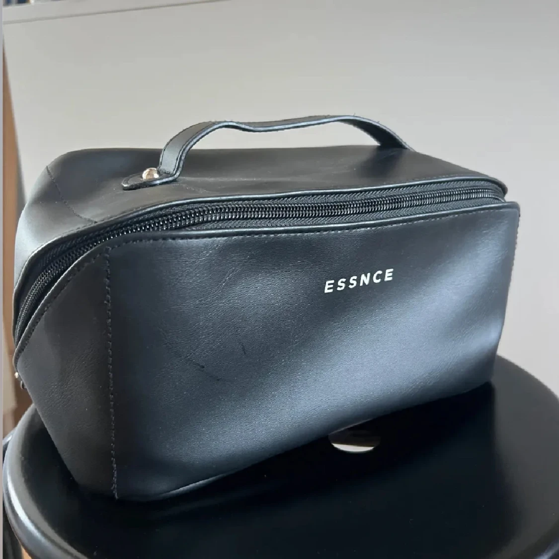 Svart necessär från ESSNCE i skinnimitation - 1