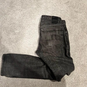 Svarta jeans från J.Lindeberg - Snygga svarta jeans från J.Lindeberg i st 32/32. Jeansen har en rak passform 