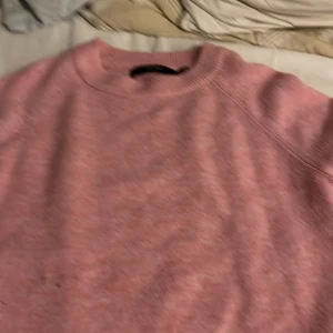Rosa stickad tröja från Vero Moda - Mysig rosa stickad tröja från Vero Moda i storlek S. Tröjan har rund halsringning, långa ärmar.