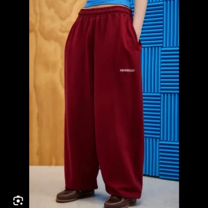 iets frans urban outfitters sweatpants - Säljer ett par iets frans mjukisbyxor i vinrött med bred passform och resår i midjan. Byxorna har sidofickor och en liten broderad logga på låret. Helt oanvända då jag köpte fel storlek. Nypris 800kr.