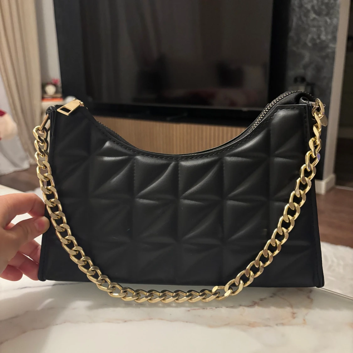 Svart  axelväska med guldkedja - 1