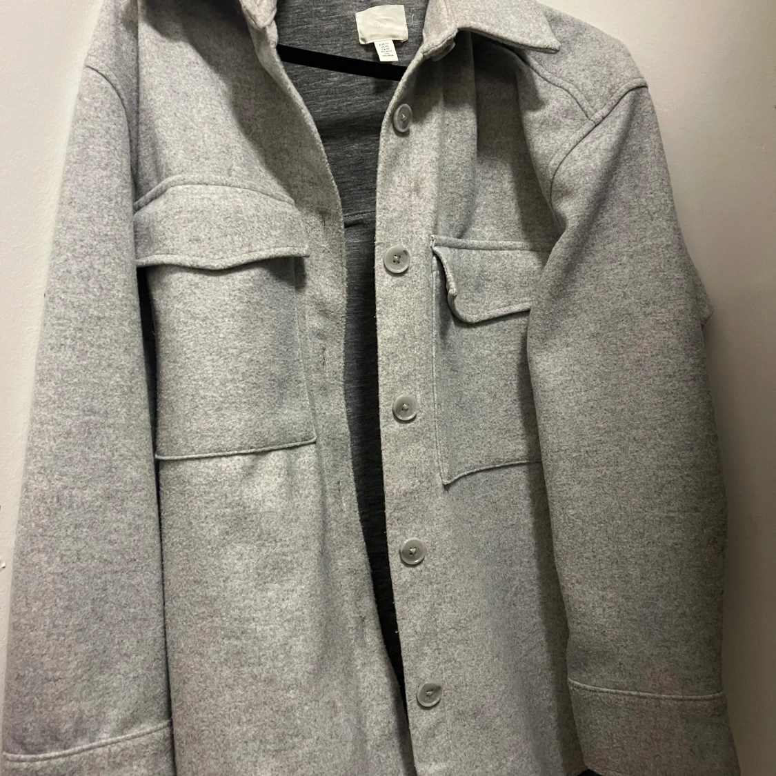 Grå overshirt med fickor från H&M