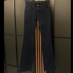 Guess jeans midwaist bootcut  - Säljer dessa så snygga Guess jeans i storlek 27. Midjemått: 32cm. Innerbenslängd: 80cm. Ytterbenslängd: 105cm. Mycket bra skick!!