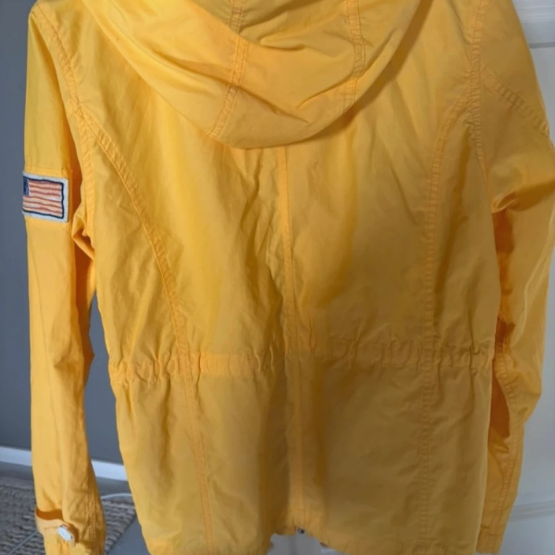 Gul vindjacka med huva från Svea - 1