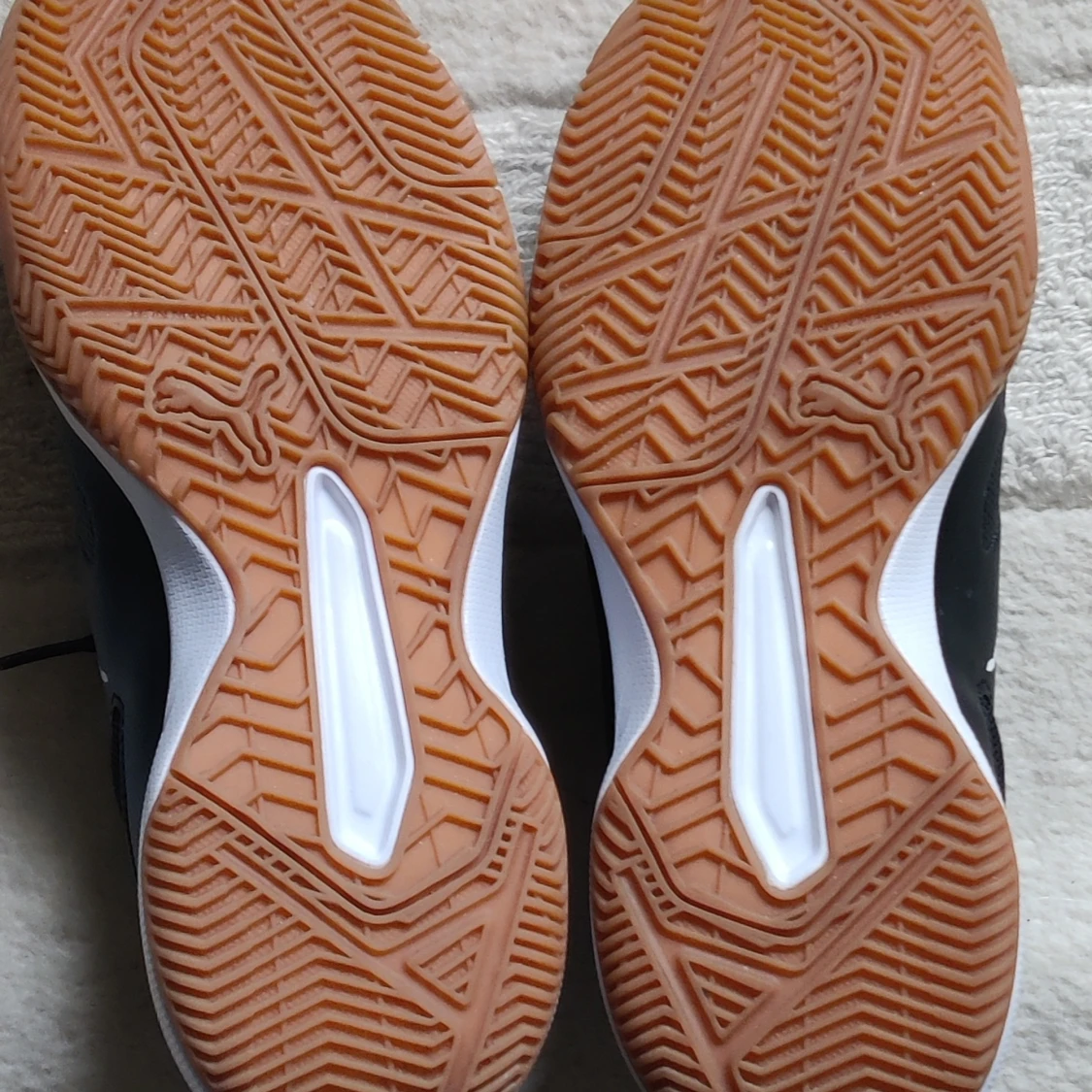 Svarta Puma sneakers med vit sula - 2