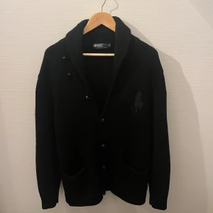 Polo Ralph lauren cardigan - Tja! Säljer min polo Ralph lauren cardigan då jag knappt använt den så bättre att sälja den. Skick-10/10. Vid mer frågor hör av er🫡