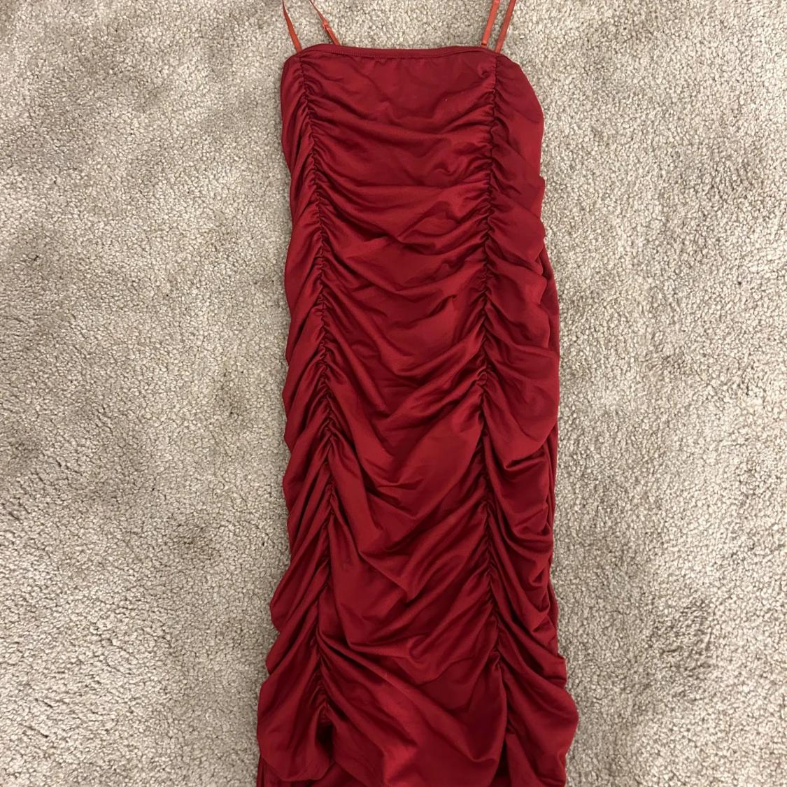 Röd långklänning med rynk från SHEIN - 2