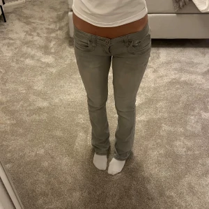 Grå bootcut jeans med låg midja - Snygga grå jeans med bootcut och låg midja från LTB valerie. Storlek W25 L30, jag är 164 🩶