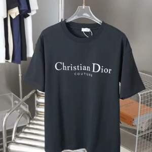 Helt ny lyxig t shirt  - Helt ny med lappar kvar exklusiv kvalité