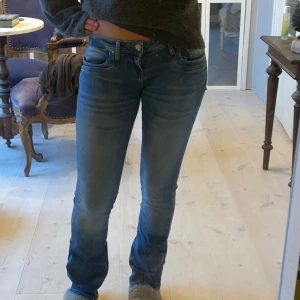 Blå bootcut jeans från LTB Valerie - Snygga blå jeans från LTB, modellen Valerie. De har klassisk femficksdesign och låg midja. Jeansen är tillverkade i stretchigt denim för skön passform! Hör av er vid mer frågor 😊💕