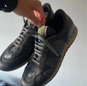 Valentino Garavani Rockrunner (intressekoll) - Intressekoll på dessa Valentino Rockrunners i st 42. Skick 7/10. Rikigt snygga och passar perfekt nu till hösten! Kom med prisförslag!