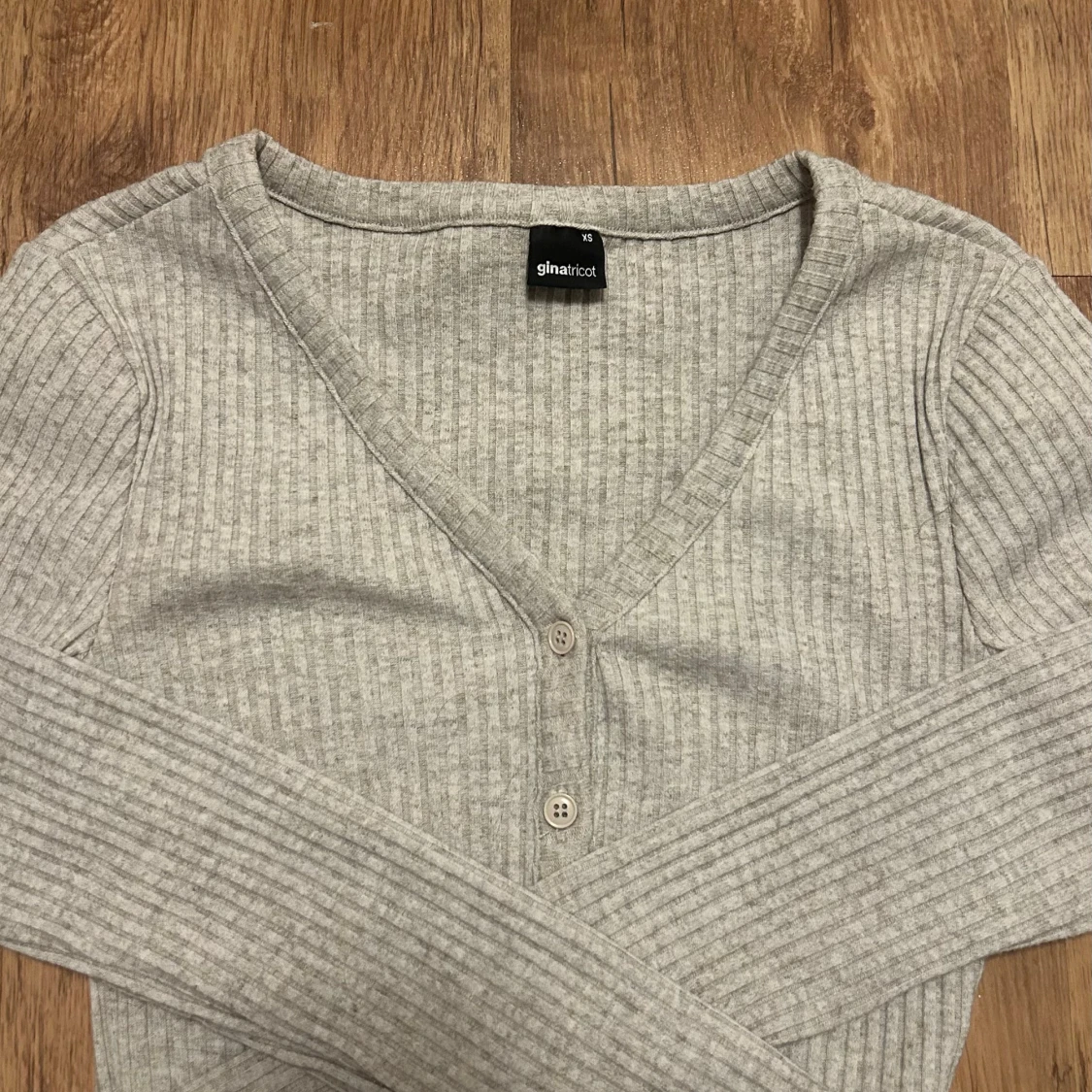 Ljusgrå ribbad kofta från Gina Tricot - 1