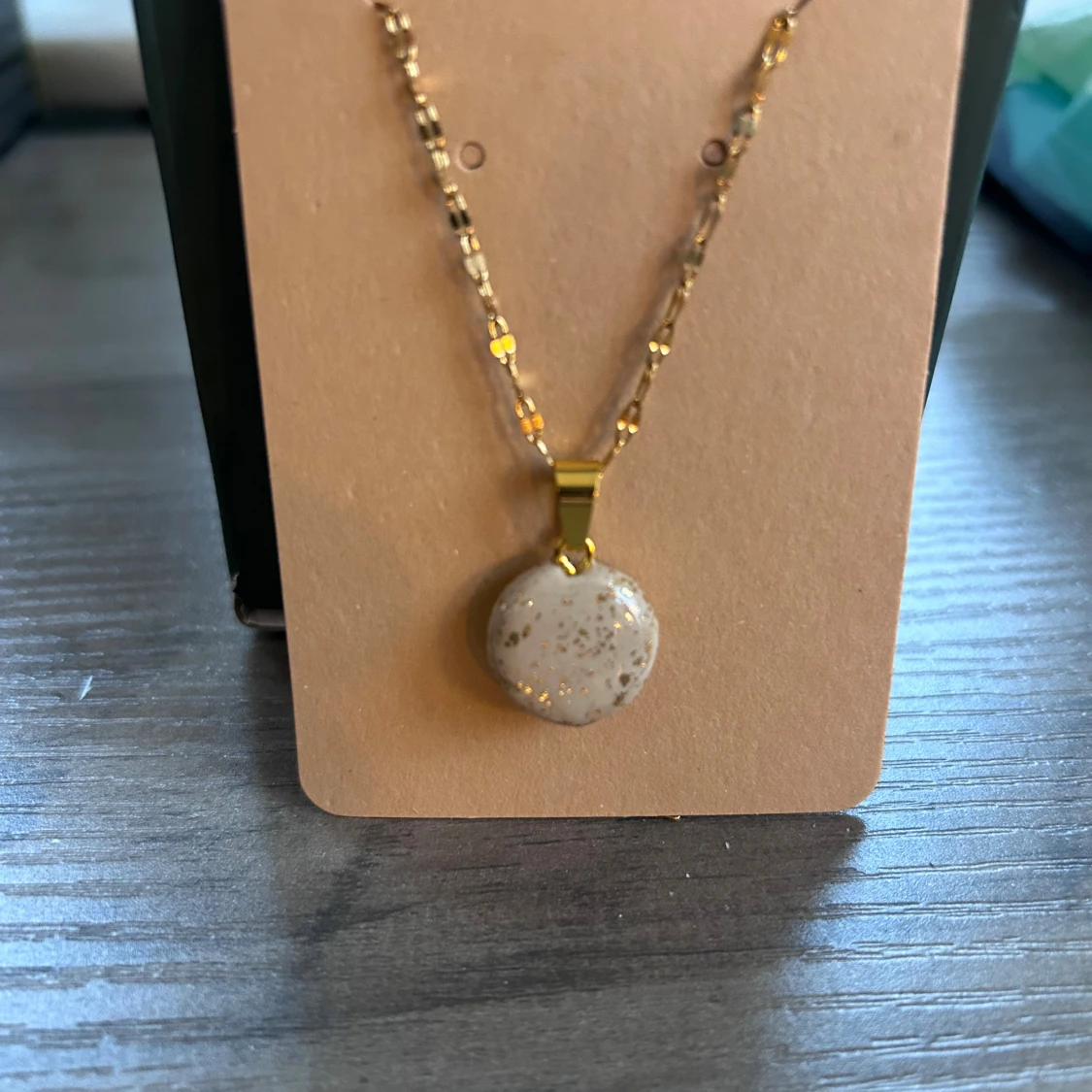 Guldigt halsband med beige rund berlock - 1