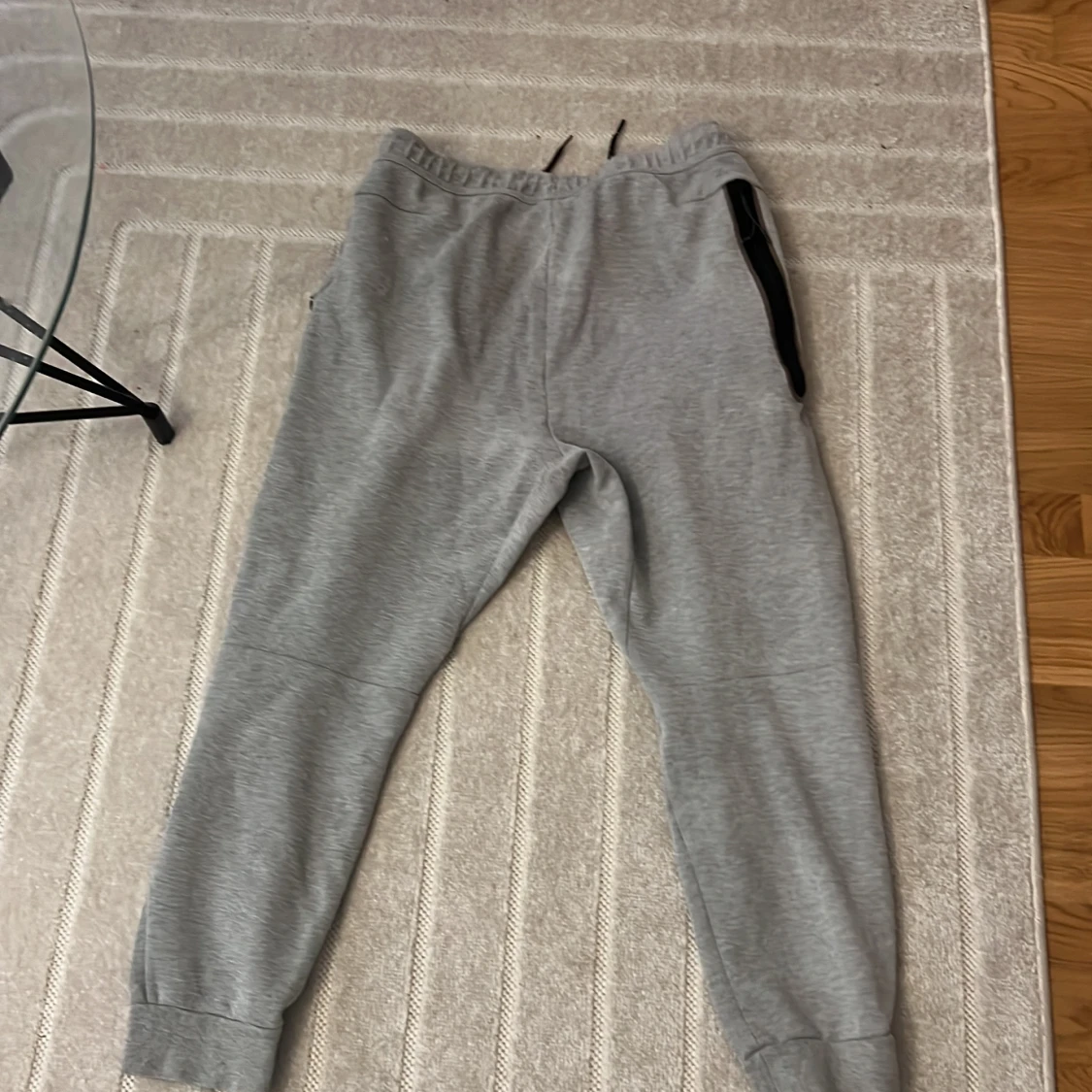 Grå mjukisbyxor från Nike med snörning - 1