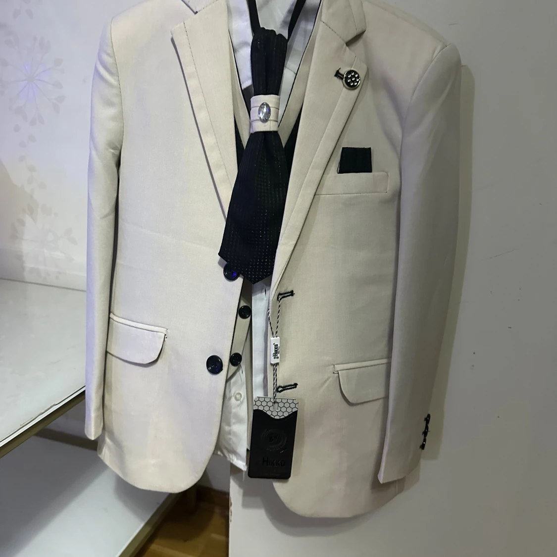 Beige kostym med svart väst och slips