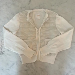 Liknande moncler cardigan  - Snygg vit jacka från Gina Tricot, den liknar moncler cardigan! Den är i bra skick och är strl 158/164