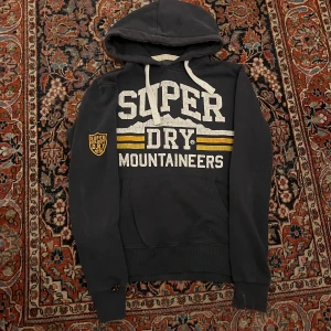 Vintage Superdry hoodie - Riktigt fet och unik Superdry hoodie! Denna är extremt eftertraktad och efterfrågad. Perfekt skick! 