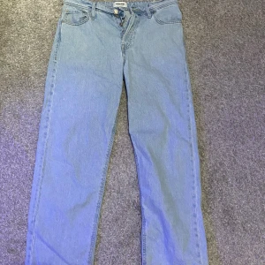 Ljusblå jeans från Jack & Jones - Säljer ett par ljusblå loose (Eddie fit) jeans från Jack & Jones. Använda ett tag men har inga defekter. Storlek 30/32