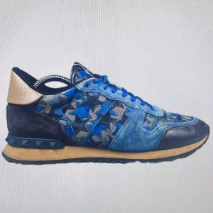 Valentino Rockrunner blå sneakers - Tja! Gör bara en intresse koll om de skulle vara så att någon hade velat ha ett par feta valentino rockrunners 