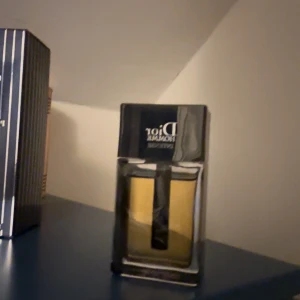 Dior Homme Intense parfym - Dior Homme Intense – en ikonisk parfym med modern känsla. Snygg flaska som passar perfekt i samlingen. Perfekt för dig som vill sticka ut med stil. I princip full.