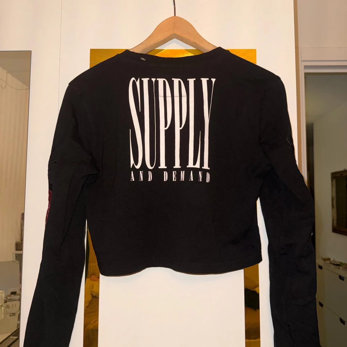Supply & Demand croppad svart tröja - 1