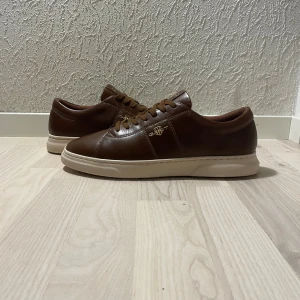 Gant skor herr - Ett par sjukt snygga skor av märket Gant. Skorna är i nyskick och endast provade på, alltså ett perfekt par skor nu inför hösten🍁. Ny priset ligger på 1599kr. Skriv gärna vid fler frågor eller funderingar:)