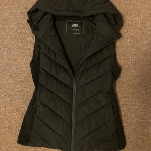  Zara väst - Svart  Zara väst med huva och snyggt quiltat mönster. Perfekt nu under hösten när det är lite kyligt ute. 