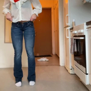 Blå bootcut jeans från LTB - PRISET ÄR DISKUTERBART! Snygga blå jeans från LTB, bootcut och låg midja. Knappt använda och därmed inga skador. Tyvärr va de förstora när jag köpte dom från plick så jag har aldrig använt dom. Innerbensmått: 89cm, midjemått:38 cm.❤️