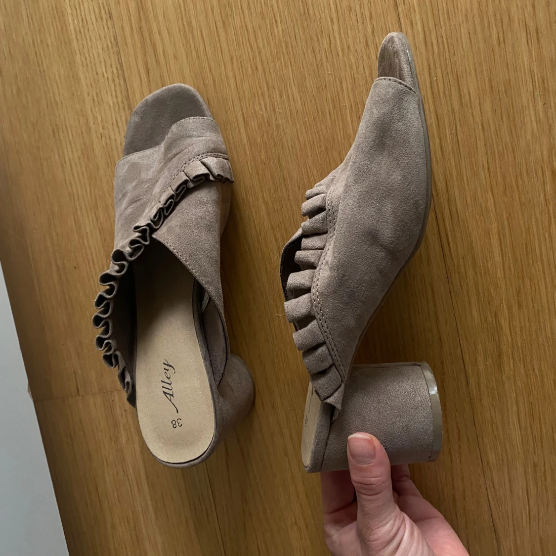 Beige mockasandaler med klack 38