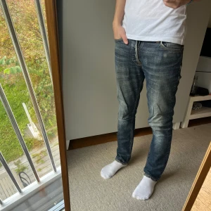 Nudie jeans - Tja!| Säljer detta feta paret Nudie jeans!| Modell: Dude Dan| Mycket gott skick!| Pris alltid diskuterbart!| Kontakta mig vid minsta fråga!| //Nils- köp efter 25/10 kommer skickas 30/10!- Defekter tillkommer, kontakta mig för bilder!